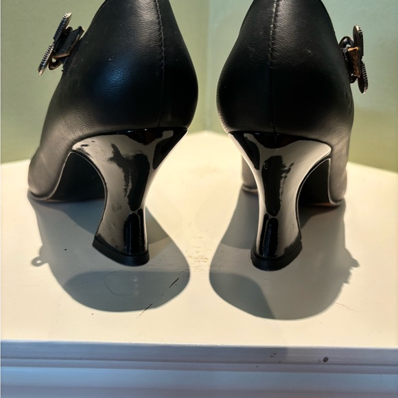 John Fluevog, US 8.5, black, fully leather matt 3”pump, w/ patent leather heel. - Picture 3 of 7